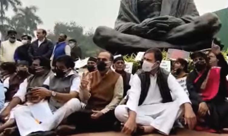 निलंबित सांसदों के साथ राहुल समेत विपक्ष के कई नेता धरने पर बैठे, काली पट्टी बांध कर पहुंचे संसद निलंबित सांसदों के साथ राहुल समेत विपक्ष के कई नेता धरने पर बैठे, काली पट्टी बांध कर पहुंचे संसद